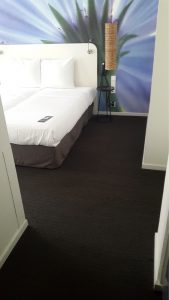 Conscious hotel, doorgang rolstoeltoegankelijke kamer