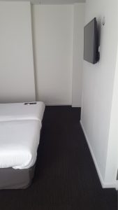 Conscious-hotel-vondelpark, ruimte achter het bed