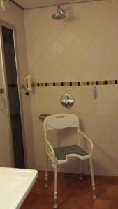 hotel-dolores-douchestoel