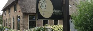 De Koekoeksklok buitenkant boerderij