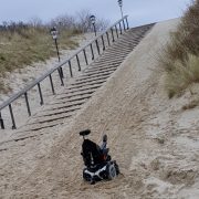 rolstoel vast in het zand