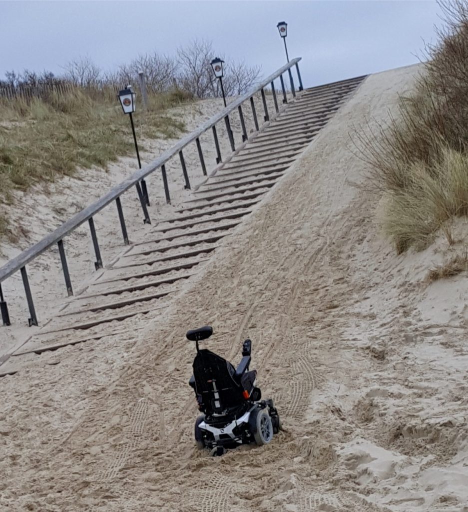 rolstoel vast in het zand