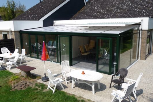 Windekind, zonnig terras