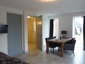 Bos-Inn, doorkijkje naar baadkamer