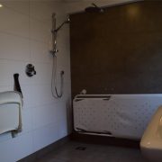De Maasgaarde, badkamer, inloopdouche met douchestoel en brancard