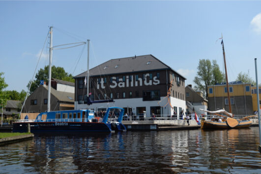 It Sailhûs, buitenkant vooraanzicht vanaf het water