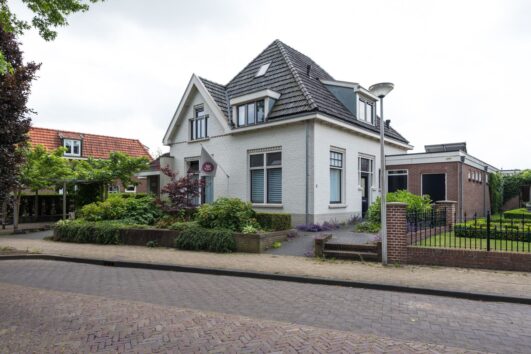 De Haas in de bedstee, buitenkant voorkant huis