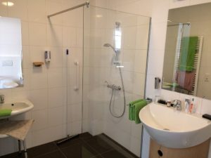 Hof Christina, badkamer met twee wastafel en inloopdouche
