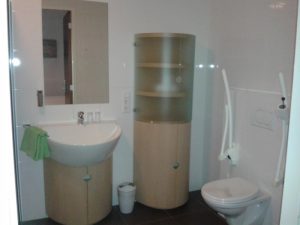 Hof Christina, badkamer toilet met beugels