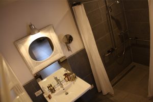 Buytenshuys, rolstoeltoegankelijke badkamer