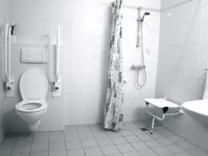 De Neust, rolstoeltoegankelijke badkamer kamer nr. 6
