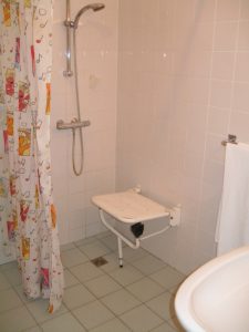 De Neust, rolstoeltoegankelijke kamer nr. 6, douchestoeltje