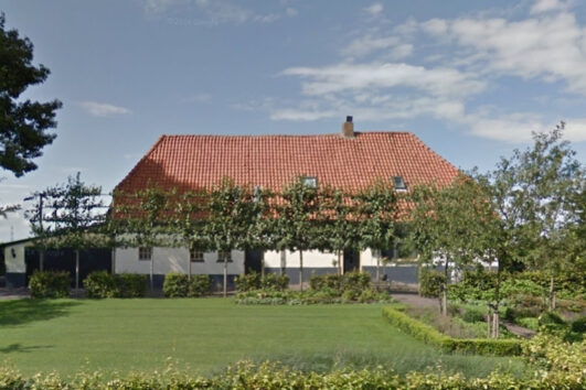 In ons straatje, buitenkant boerderij