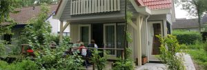 Luctor, rolstoeltoegankelijk huisje, vooraanzicht met terras