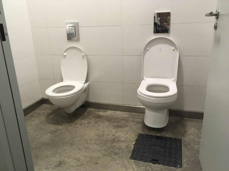 Twee toiletten naast elkaar