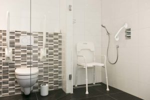 ln ons straatje, rolstoeltoegankelijke kamer Vlinder - rolstoeltoegankelijke badkamer douche