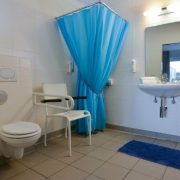 Hotel aan Zee, rolstoeltoegankelijke kamer nr 11 badkamer