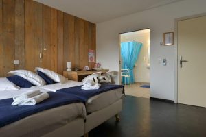 Hotel aan Zee, rolstoeltoegankelijke kamer nr 11 doorkijk naar de badkamer