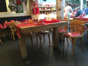 Hotel aan Zee, tafel in de brasserie