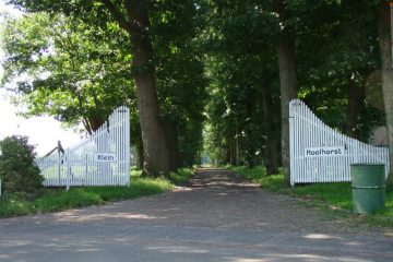 Klein Hoolhorst, buiten poort