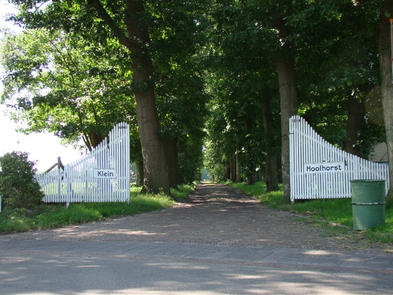 Klein Hoolhorst, buiten poort