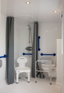 Doucheruimte met douchestoel, beugels in douche en bij toilet