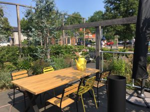 Lukashuis, terras met tafel
