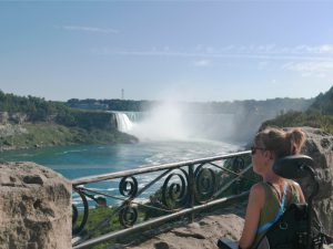 Eelke kijkt op de Niagara Falls vanuit haar rolstoel