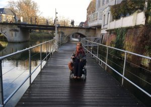 Eelke rijdt over het rolstoeltoegankelijke pad over de Dijle in Mechelen