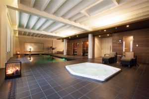 Open ruimte met zwembad in de grond, zonder opstaande rand, jacuzzi en twee sauna's