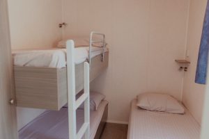 stapelbed en gewoon bed met smalle ruimte
