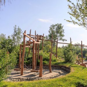 Houten klimrek in groene omgeving