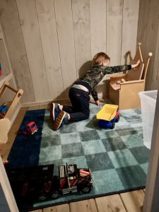 Kindje speelt op een kleed