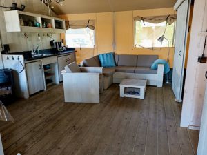 De Vos, woongedeelte en keuken 7-persoons boer'n safaritent