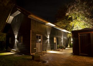 Buitenkant woning met zwart houten planken