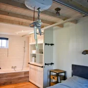 Het Gouwe Boetje, plafondlift (tiljuk met tilband aanwezig) rails vanaf het bed naar het bad