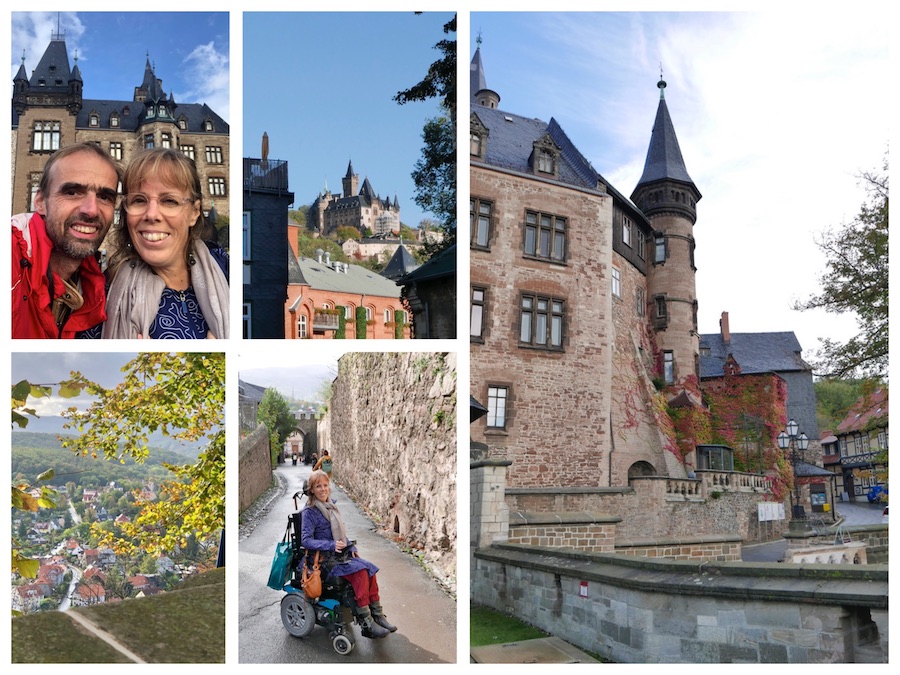 collage van 5 foto's Wernigerode Schloss buitenkant (uitzicht naar beneden op Wernigerode, Eelke en Tjeerd lachend voor het kasteel, Eelke op de route naar het kasteel, kasteel met toren met klimop in herfstkleuren)