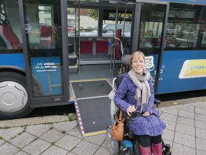 Eelke rijdt de bus uit, achter haar zie je nog de oprijplank en rolstoelzitplaats in de bus