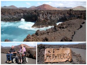Los Hervideros, 3 foto's in één. Lavakleurige rotsen met golven van helderblauwe zee. Eelke en Jon poseren in hun rolstoel voor de 'kliffen' en een ijzeren bord met kunstige letters met Los Hervideros