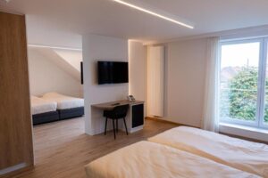 twee hotelkamers met open verbinding ertussen