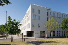 Hotel Den Briel, vooraazicht (wit virekant gebouw met 4 verdiepingen