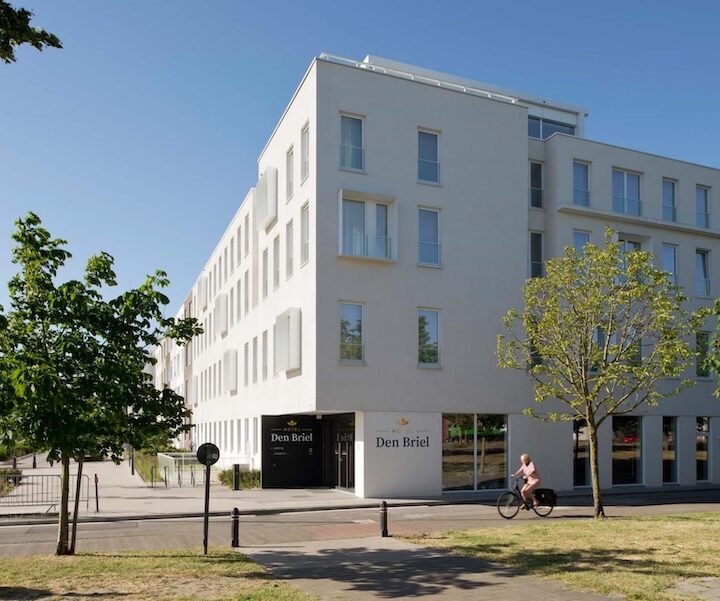 Hotel Den Briel, vooraazicht (wit virekant gebouw met 4 verdiepingen